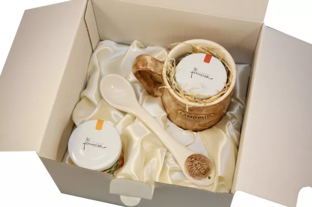 Darilna embalaža z ročno izdelanim keramičnim lončkom za čaj in žlico ter dvema kozarčkoma domačega medu