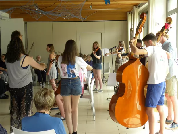 Godalna sekcija Brightonskega mladinskega orkestra