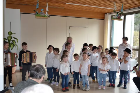 Nastop upokojenskega pevskega zbora Slavček in otrok vrtca Rateče