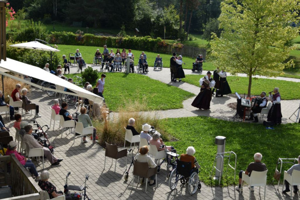 Slovenska glasba in ples v parku doma Viharnik