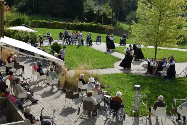 Slovenska glasba in ples v parku doma Viharnik