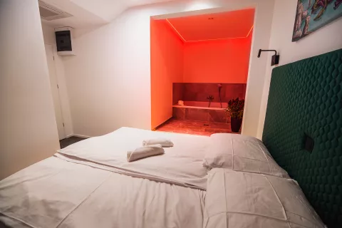 Zasebna soba z zakonsko posteljo in masažno kadjo