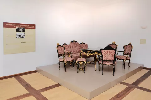 Grajsko pohištvo 18. in 19. stoletja iz zbirke Narodnega muzeja Slovenije