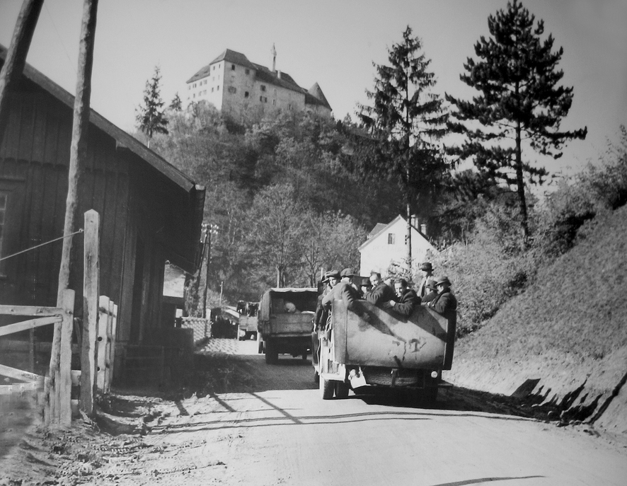 rsz_rsz_prevoz_izgnancev_v_taborišče_rajhenburg_8_november_1941_-_pred_železniško_postajo_rajhenburg_1