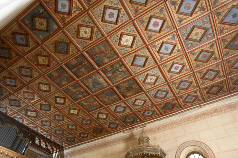 Upodobitev svete Lucije na poslikanem lesenem stropu
